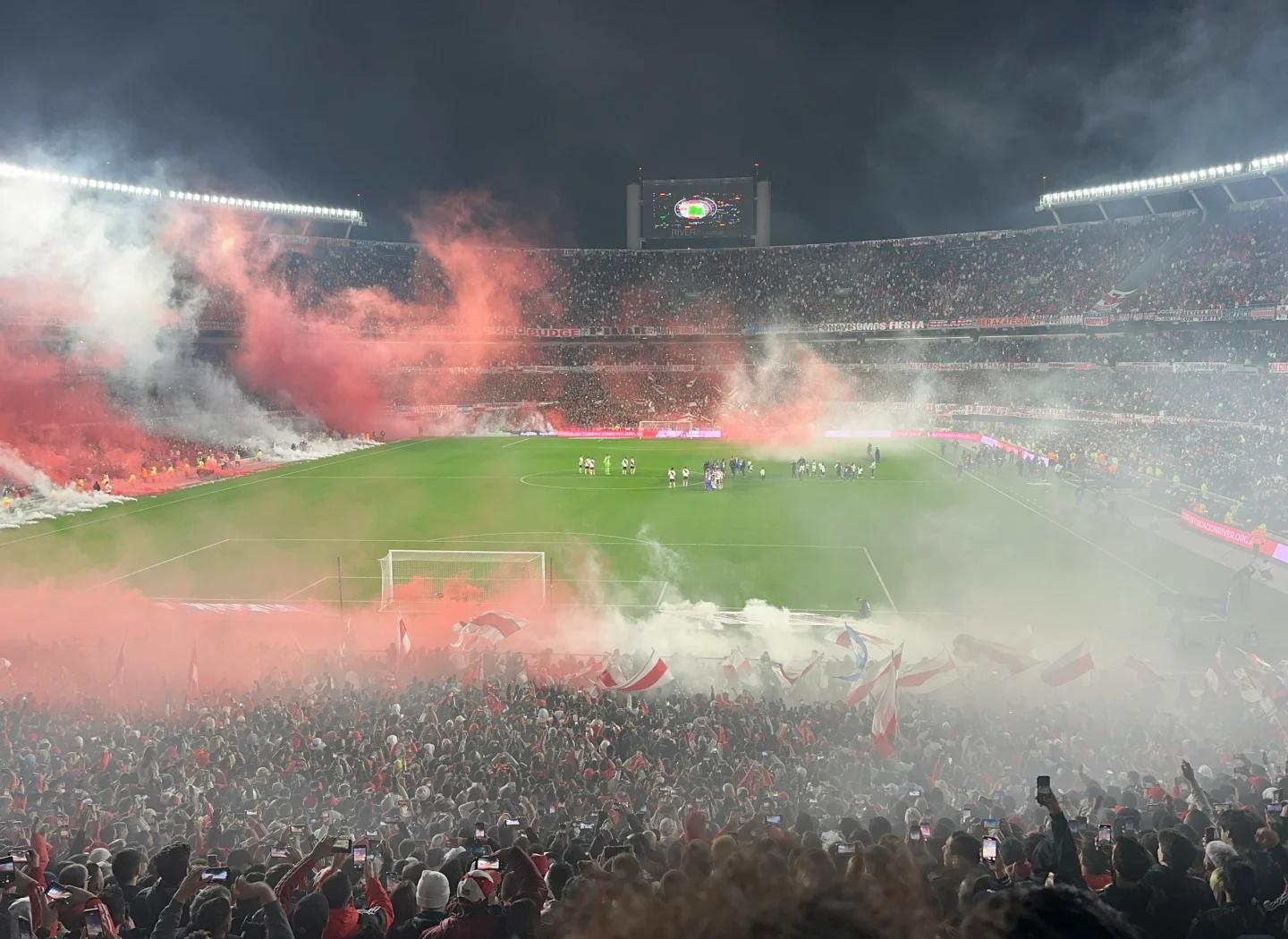 哈兰德重返赛场,重返赛场首场状态出色,巴塞罗那观众沸腾!比赛高潮迭起的简单介绍-爱游戏体育下载