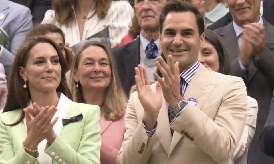 费德勒在瑞士队比赛中败北,战术调整引发热议!观众掌声雷动-爱游戏体育